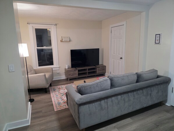 Living area - Lovely 2-bed  in Rochester Highland Park area. Close to Downtown, UR, Strong. (Rochester)
