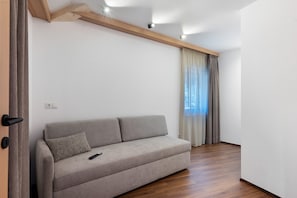 TV - Goldener Adler Apartment Family Plus 9 with Balcony, Sauna & Breakfast Included, New 2026 (Trodena nel Parco naturale)