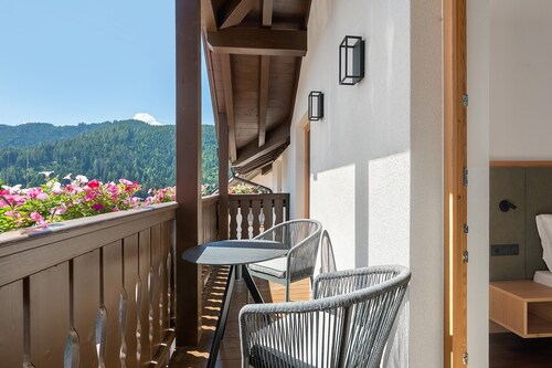 Goldener Adler Apartment Family Plus 9 with Balcony, Sauna & Breakfast Included, New 2026