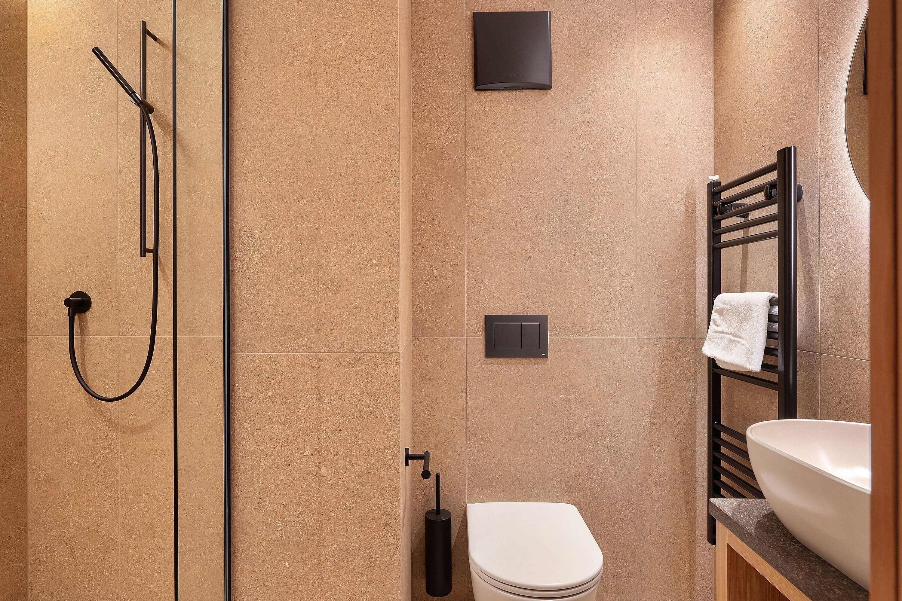 Ein modernes Badezimmer mit Dusche, Toilette und Waschbecken.