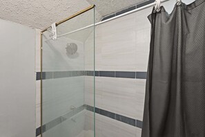 Shower, hair dryer, towels - 5 Min to Notre Dame: Private Garage - Pet Friendly (South Bend)