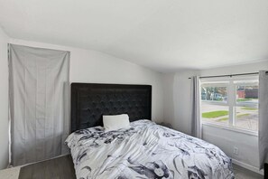 4 bedrooms, iron/ironing board, WiFi, bed sheets - 5 Min to Notre Dame: Private Garage - Pet Friendly (South Bend)