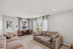 Living area - 5 Min to Notre Dame: Private Garage - Pet Friendly (South Bend)