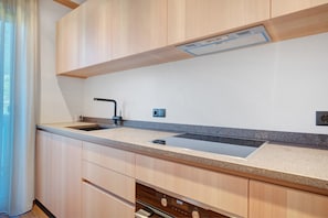 Fridge, oven, stovetop, dishwasher - Apartment 'Goldener Adler Premium 1' with Balcony and Breakfast Included – new 2026 (Trodena nel Parco naturale)
