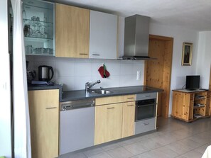 Fridge, oven, dishwasher, cookware/dishes/utensils