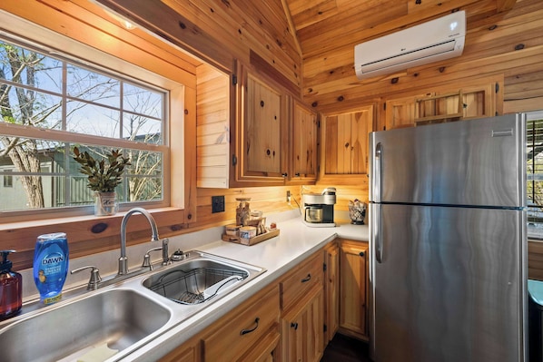 Fridge, microwave, oven, stovetop - Lake-Side Log Cabin, close to Ark Encounter! (Williamstown)
