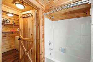 Shower, hair dryer, towels, shampoo - Lake-Side Log Cabin, close to Ark Encounter! (Williamstown)