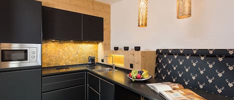 Fridge, microwave, dishwasher, cookware/dishes/utensils