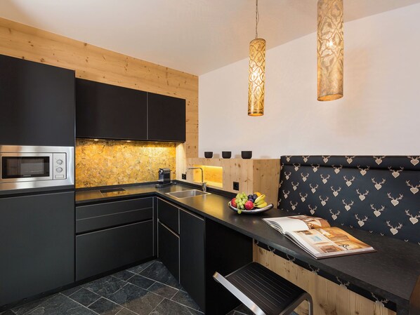 Kühlschrank, Mikrowelle, Geschirrspüler, Kochgeschirr/Geschirr/Besteck
