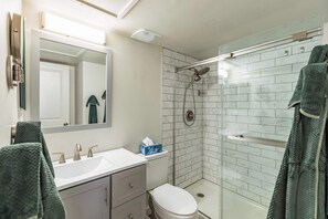 Dusche, Handtücher, Shampoo