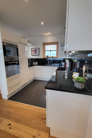 Fridge, microwave, oven, dishwasher - Chasa Scandella, (Sent). by Interhome (Sent)