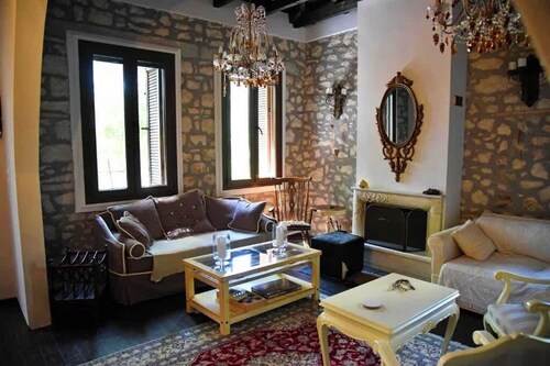 Arta Wood & Stone Traditional Villa Central Stay