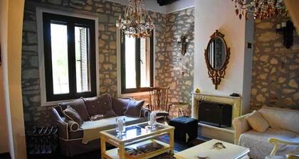 Arta Wood & Stone Traditional Villa Central Stay