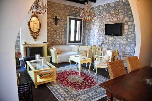 Arta Wood & Stone Traditional Villa Central Stay