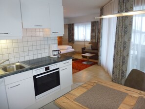 Kjøleskap, ovn, oppvaskmaskin og kjøkkenutstyr