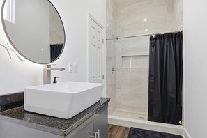 ヘアドライヤー、タオル、石鹸、トイレットペーパー