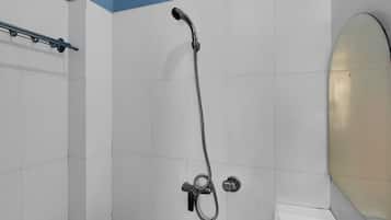 Suite familiar | Baño | Regadera, amenidades de baño gratuitas, bidet, toallas