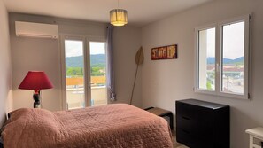4 chambres, fer et planche à repasser, accès Internet, draps fournis