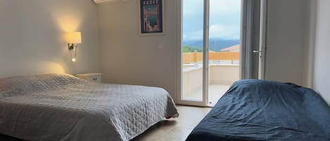 4 bedrooms, iron/ironing board, internet, bed sheets