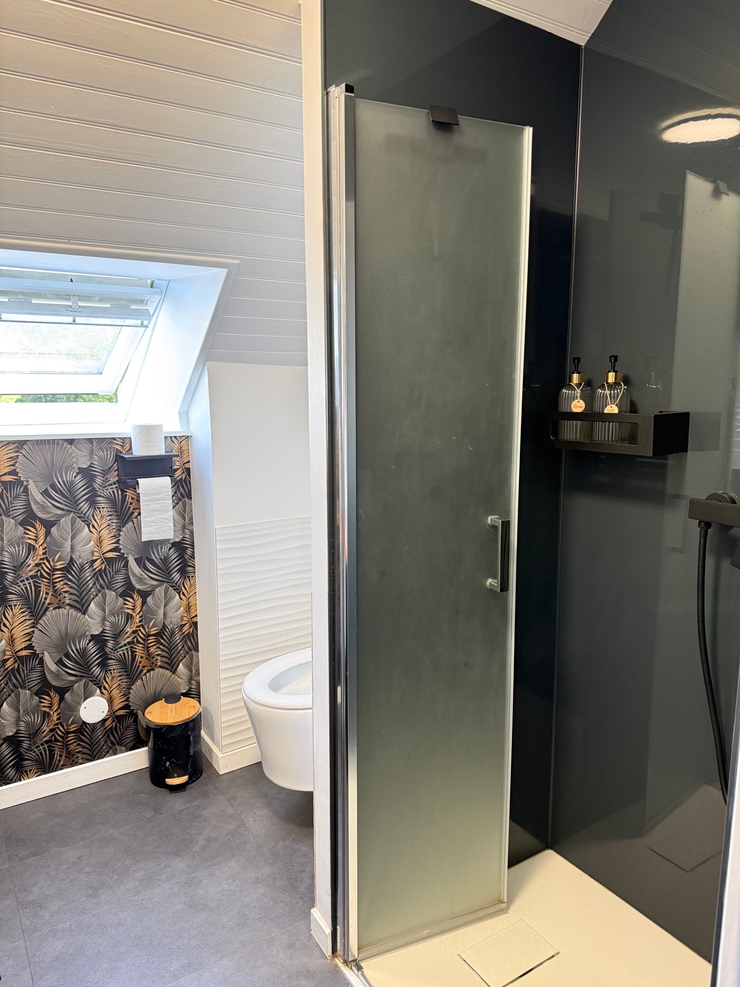 Een douche, een haardroger, handdoeken