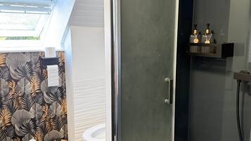 Een douche, een haardroger, handdoeken