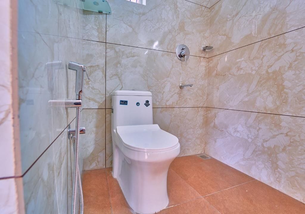 Deluxe Double Room, Lake View | Bathroom | Shower, free toiletries, soap