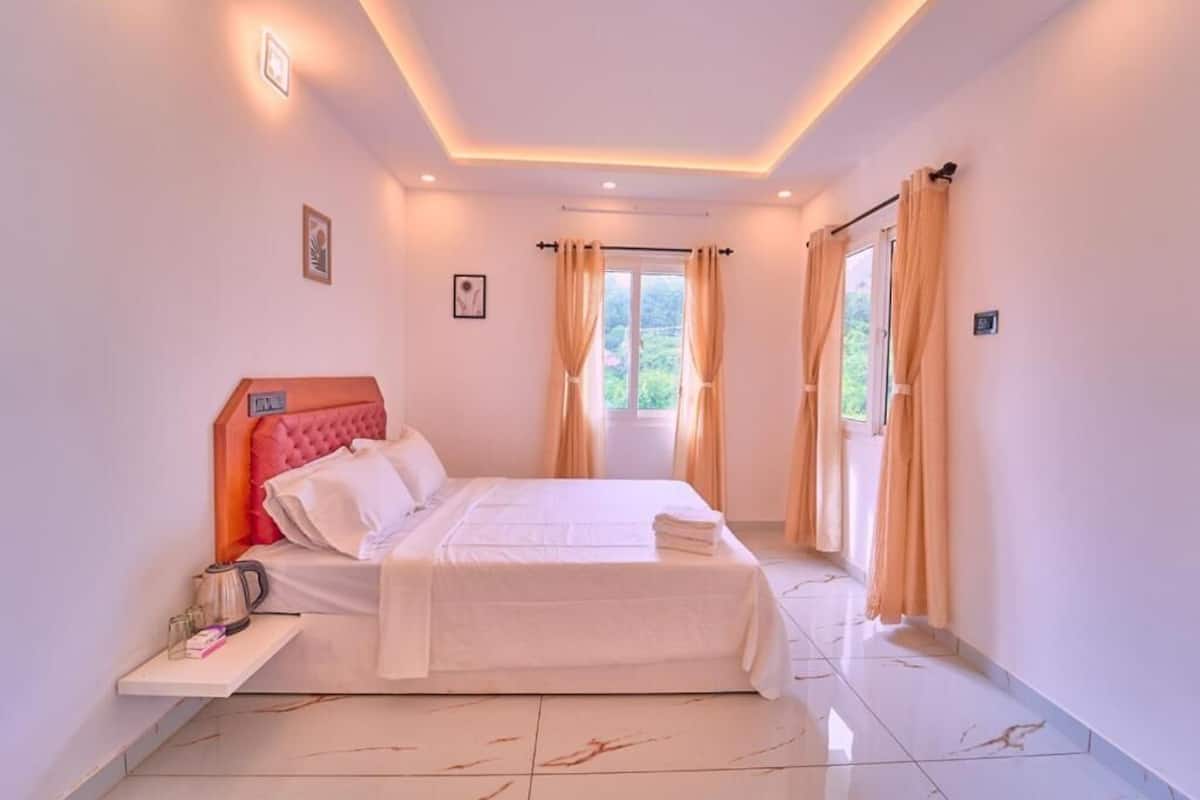 Deluxe Double Room, Lake View | Peti besi dalam bilik, meja, kalis bunyi 