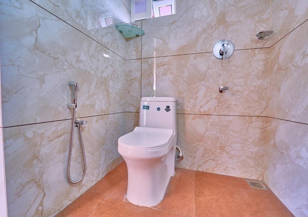 Deluxe tweepersoonskamer, uitzicht op meer | Badkamer | Een douche, gratis toiletartikelen, zeep