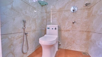 Deluxe tweepersoonskamer, uitzicht op meer | Badkamer | Een douche, gratis toiletartikelen, zeep