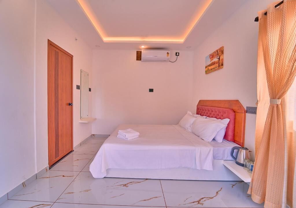Deluxe Double Room, Lake View | In-room safe, desk, soundproofing