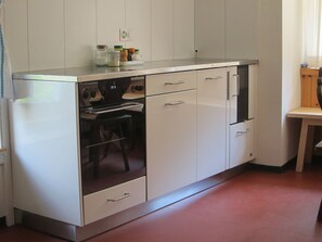 Frigorifero, forno, lavastoviglie, pentole/stoviglie/utensili