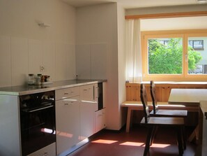 Frigorifero, forno, lavastoviglie, pentole/stoviglie/utensili