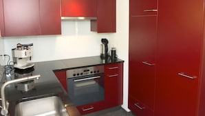 Refrigerador, lavavajillas, utensilios de cocina