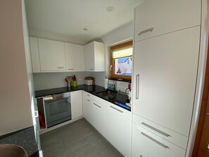 Kühlschrank, Mikrowelle, Ofen, Geschirrspüler