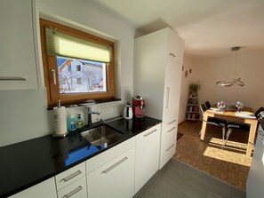 Kühlschrank, Mikrowelle, Ofen, Geschirrspüler