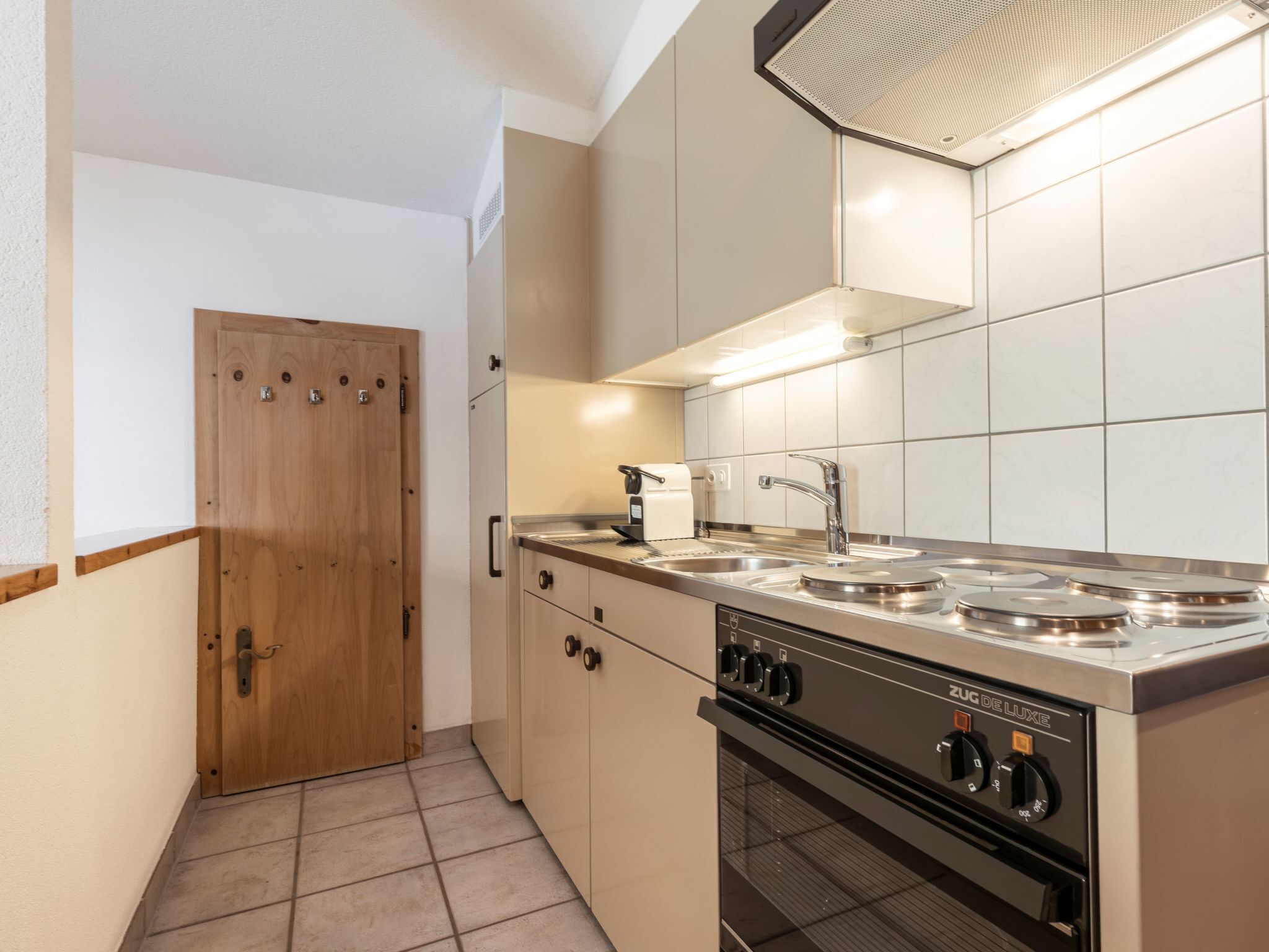 Fridge, oven, cookware/dishes/utensils