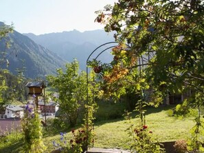 A mountainous landscape with a building and a garden. - Atlantis Apartments by MEIN SAMNAUN – MOUNTAIN HOMES, (Samnaun-Ravaisch) by Interhome (Samnaun-Ravaisch)