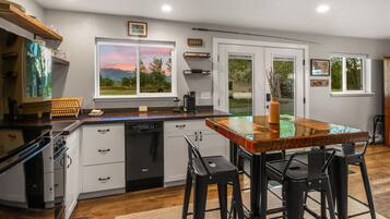 Coffee/tea maker, fridge, microwave, oven