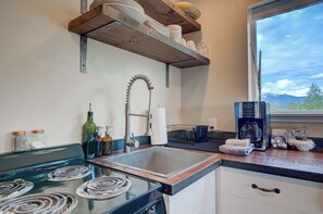 Private kitchen - Bridger View Cabin - Stunning Bridger Mountain Views! (Belgrade)