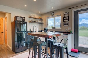 Dining - Bridger View Cabin - Stunning Bridger Mountain Views! (Belgrade)