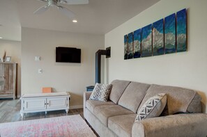 Living area - Bridger View Cabin - Stunning Bridger Mountain Views! (Belgrade)