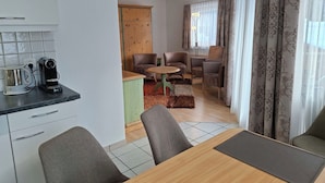 Un espacio de estar moderno con cocina, comedor y zona de estar.
