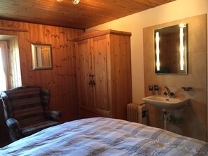 Room - Privatzimmer bügl süt, (Sent). by Interhome (Sent)