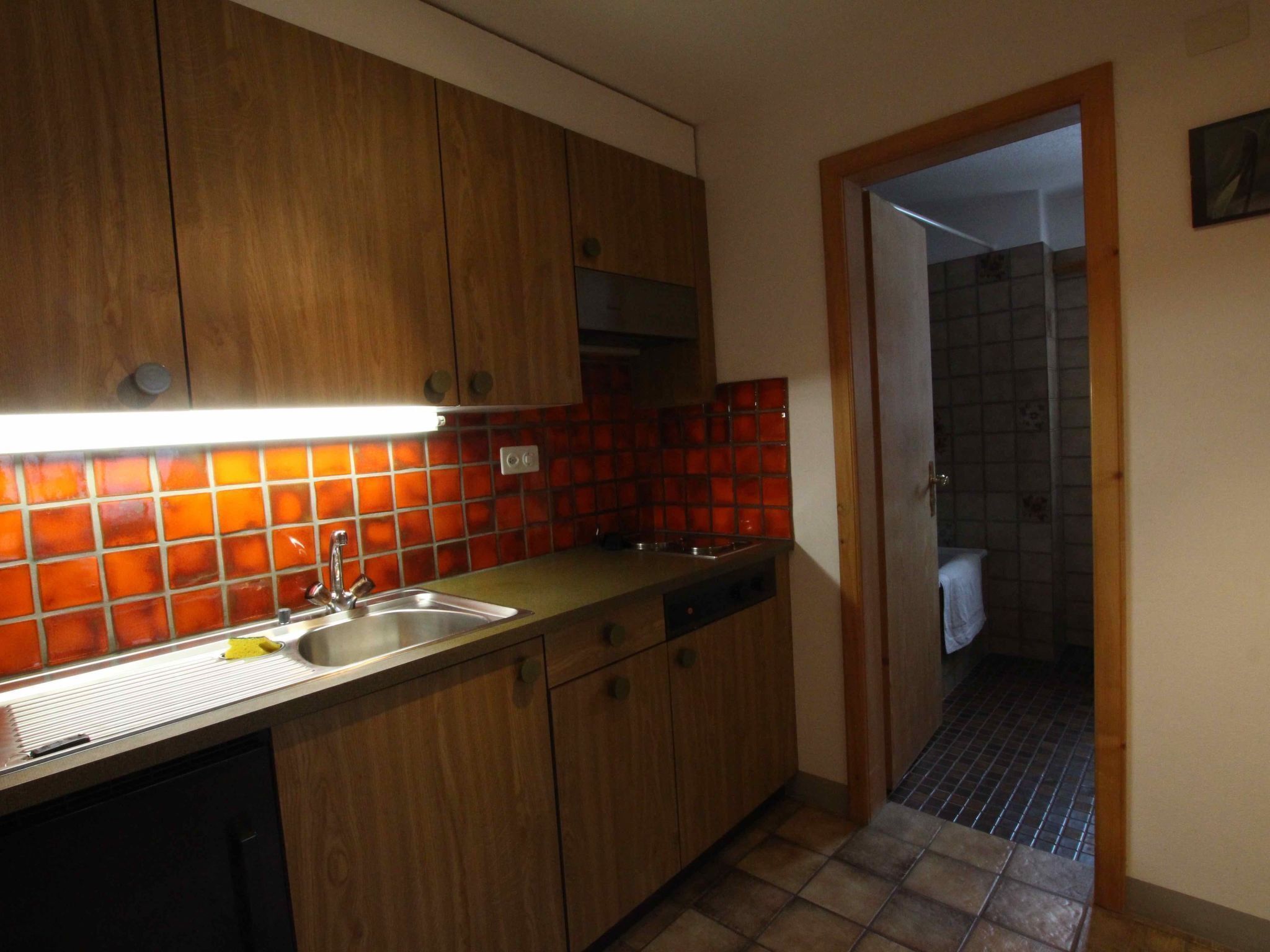 Fridge, cookware/dishes/utensils