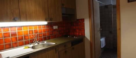 Fridge, cookware/dishes/utensils