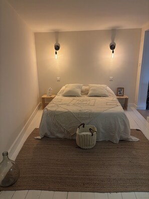 3 bedrooms, desk, iron/ironing board, travel cot - Villa Occitana: Between Land and Sea (Lunel)