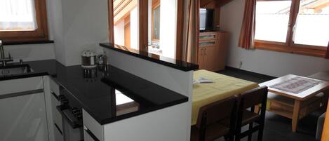 Refrigerador, horno, lavavajillas y utensilios de cocina