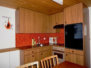 Fridge, oven, cookware/dishes/utensils - Chasa Suzöl, (Lavin). by Interhome (Lavin)