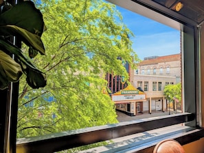 Une vue d’un bâtiment sur lequel on peut voir une enseigne lumineuse indiquant « PARAMOUNT » et « COLLECTE DE FONDS POUR LE KENTUCKY DERBY », avec la date du « 2 MAI ».