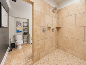 Douche, sèche-cheveux, serviettes fournies, savon